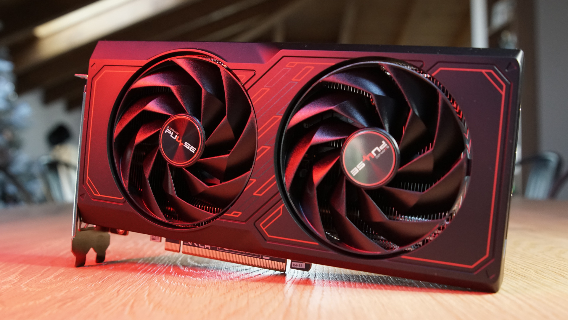 La Radeon RX 9070 XT doveva costare 899 dollari, lo svela un rivenditore