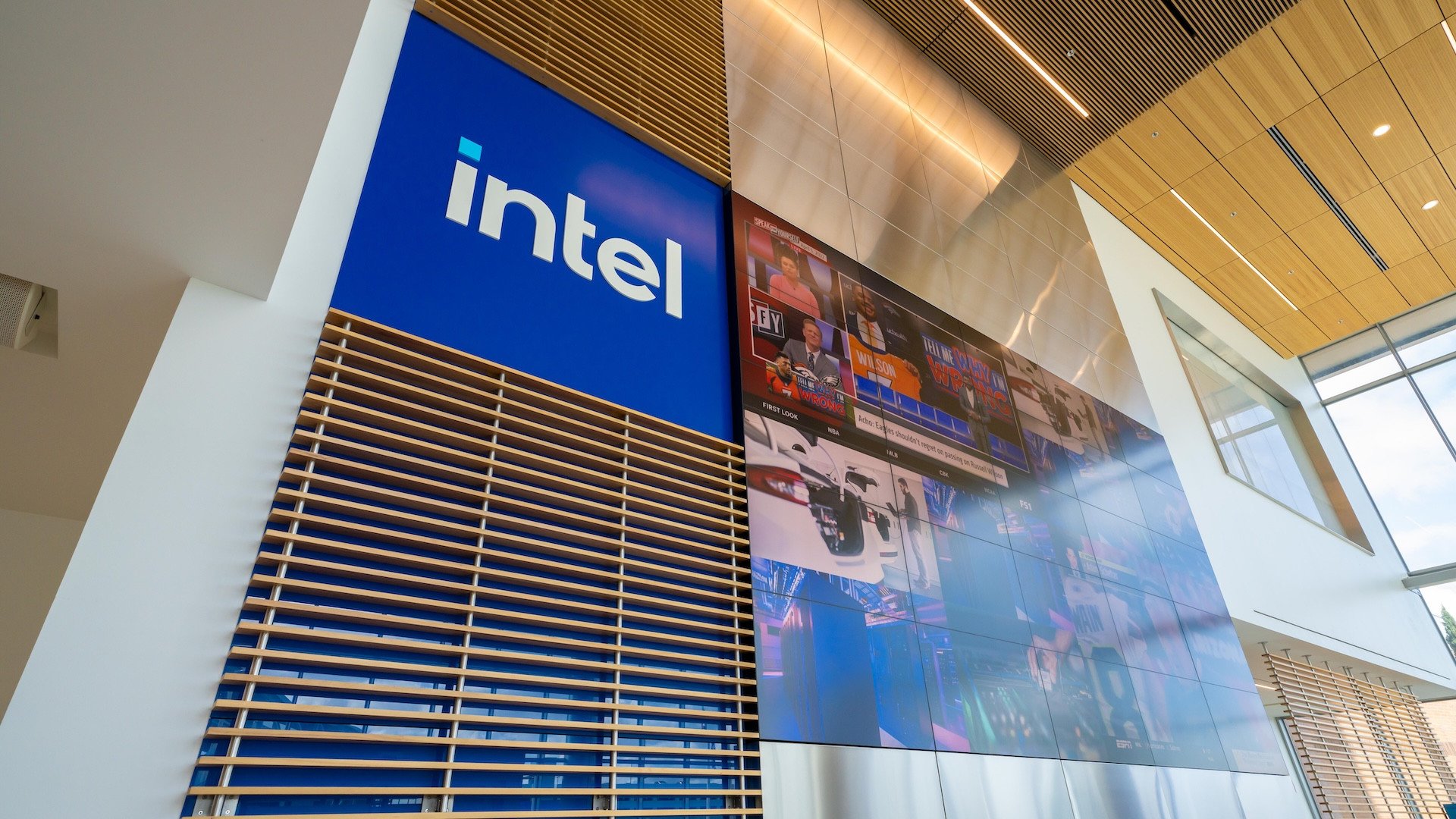 Intel: quattro ex membri del CDA ipotizzano come potrebbe uscire dalla crisi