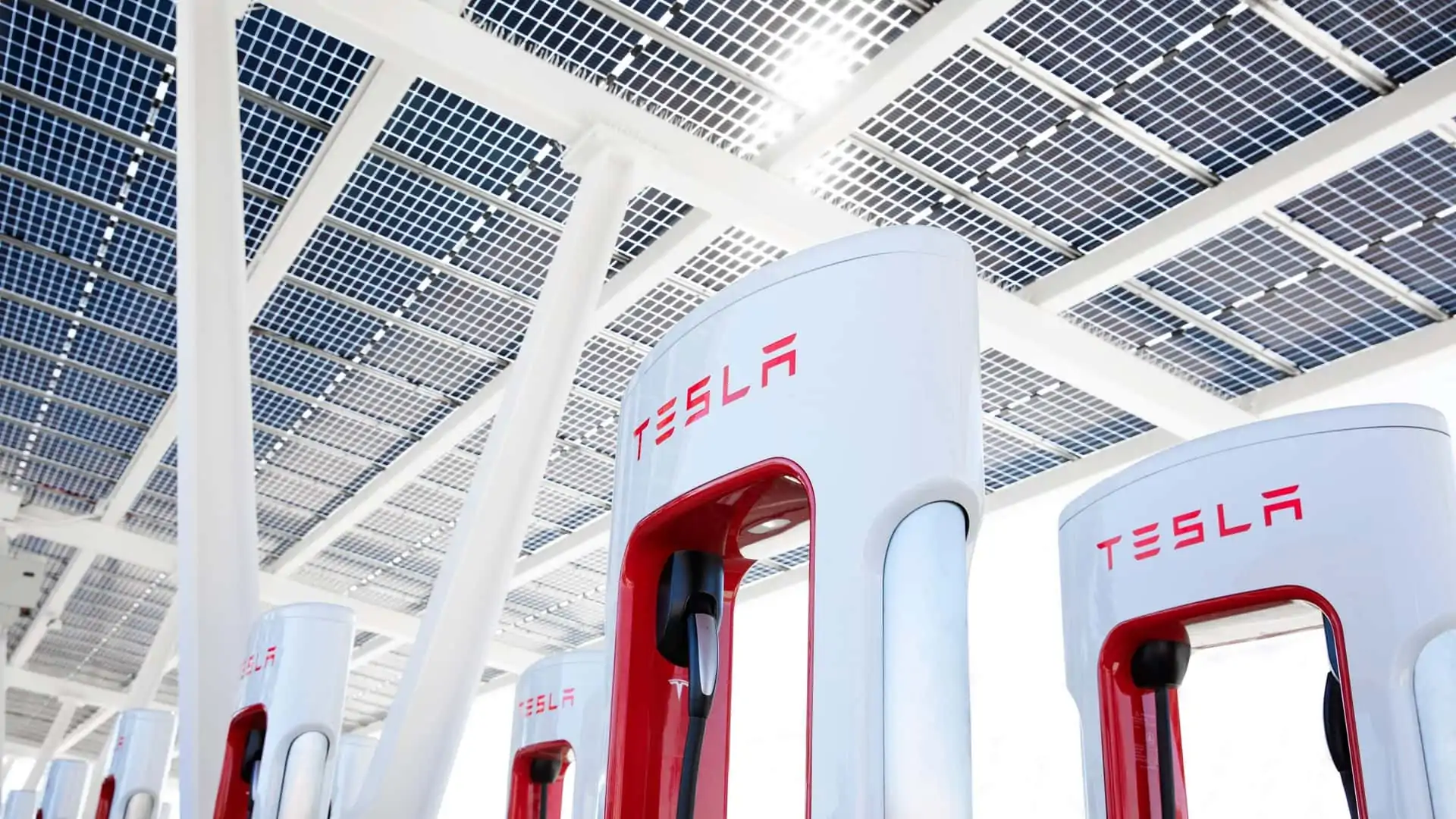 La rete Supercharger globale di Tesla si espande ancora