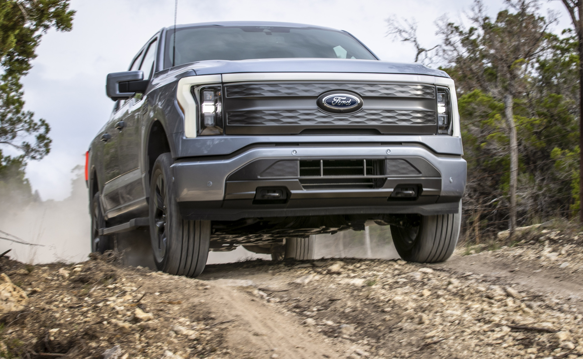 Ford ammette difficoltà tecniche per i maxi pickup elettrici