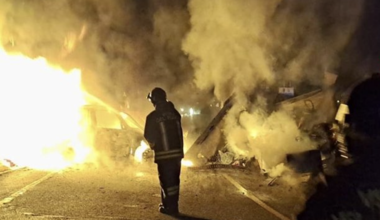 Assalto milionario al magazzino DHL di Piacenza: smartphone rubati e auto incendiate.