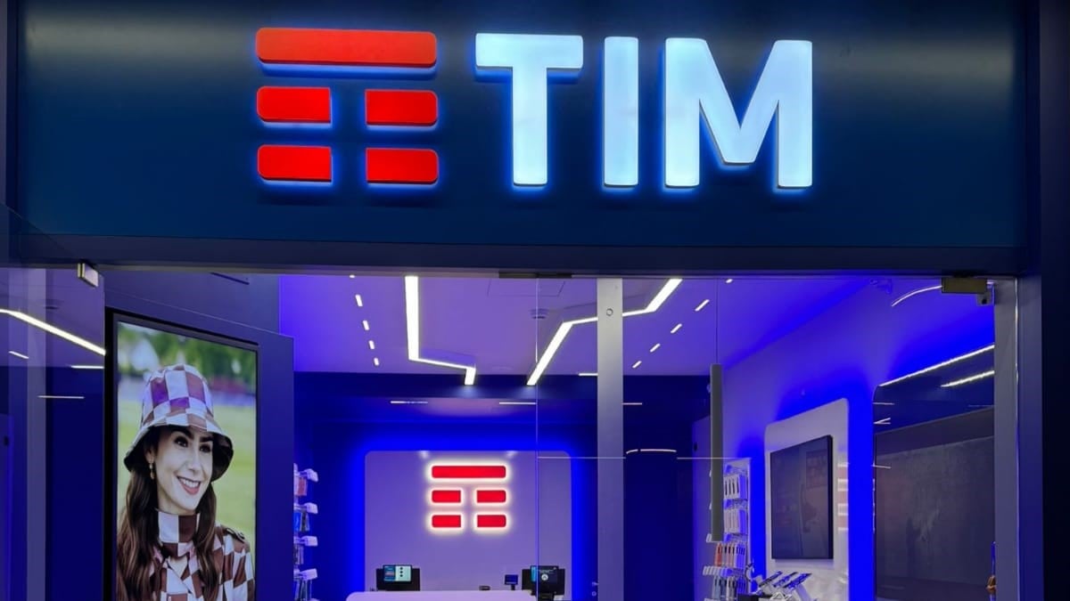 TIM inaugura il nuovo look dei negozi, Meet&Greet con artisti di X Factor