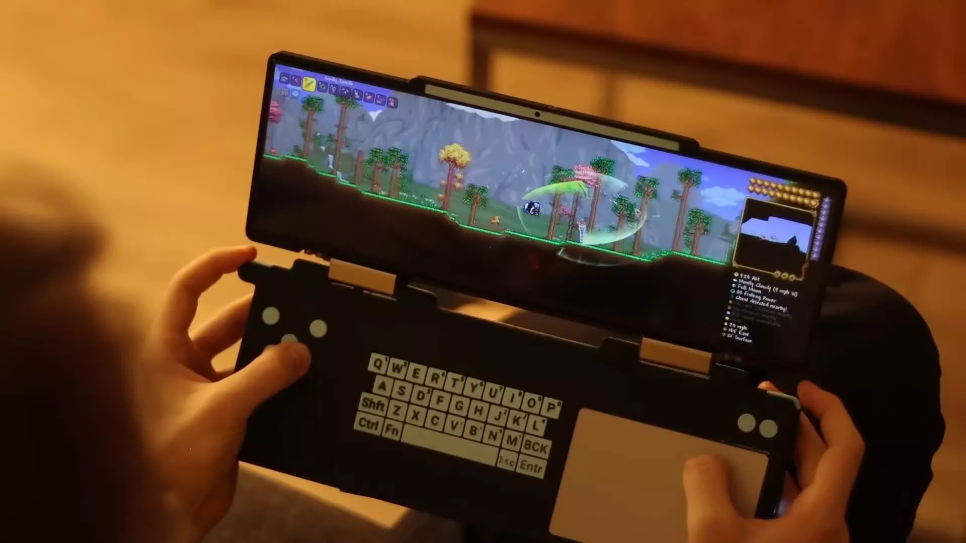 Un Gamer ha creato un PC handheld ultrawide usando parti rotte di vecchi laptop