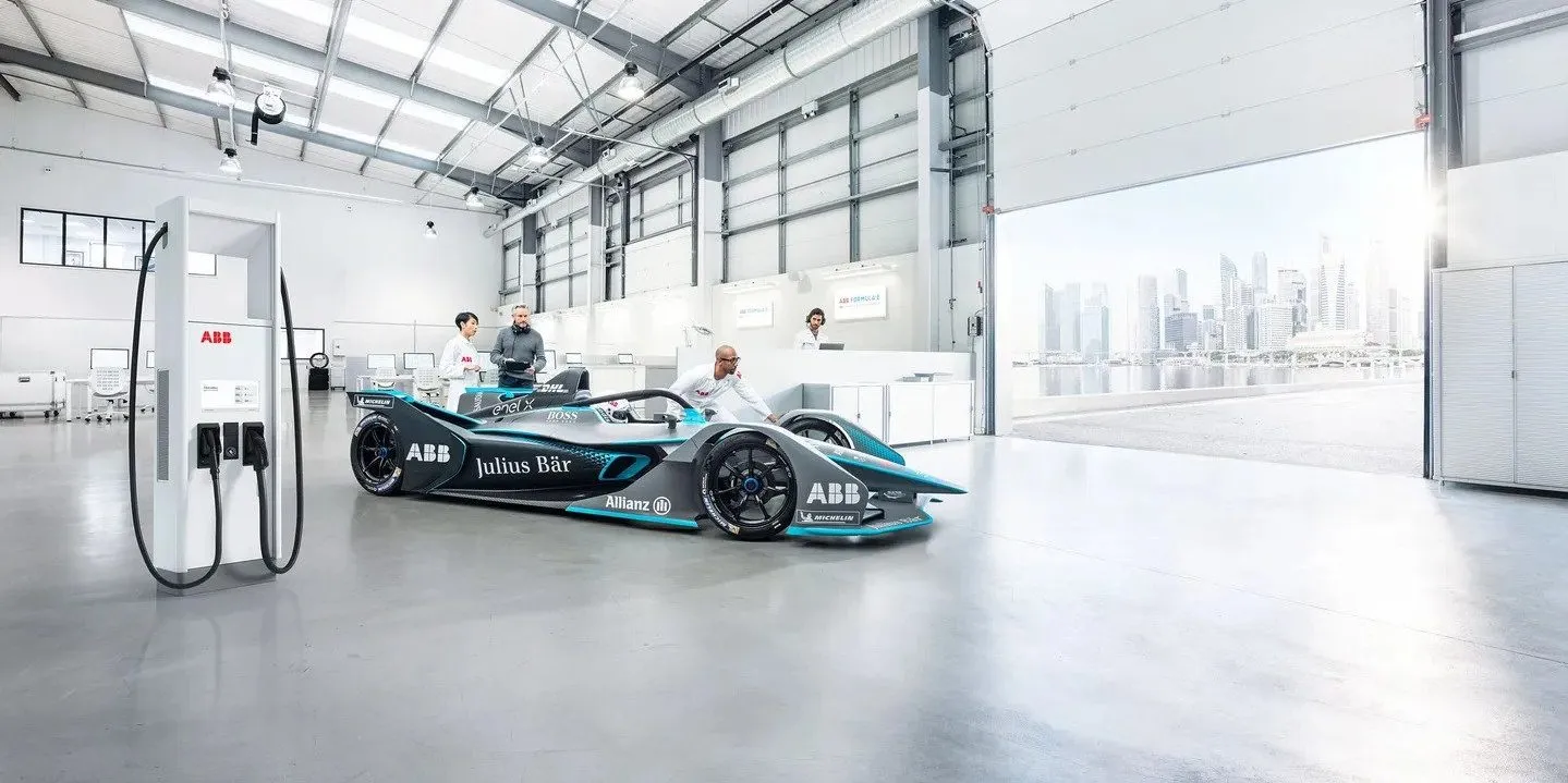 Le Formula E ricaricano il 10% della batteria in 34 secondi