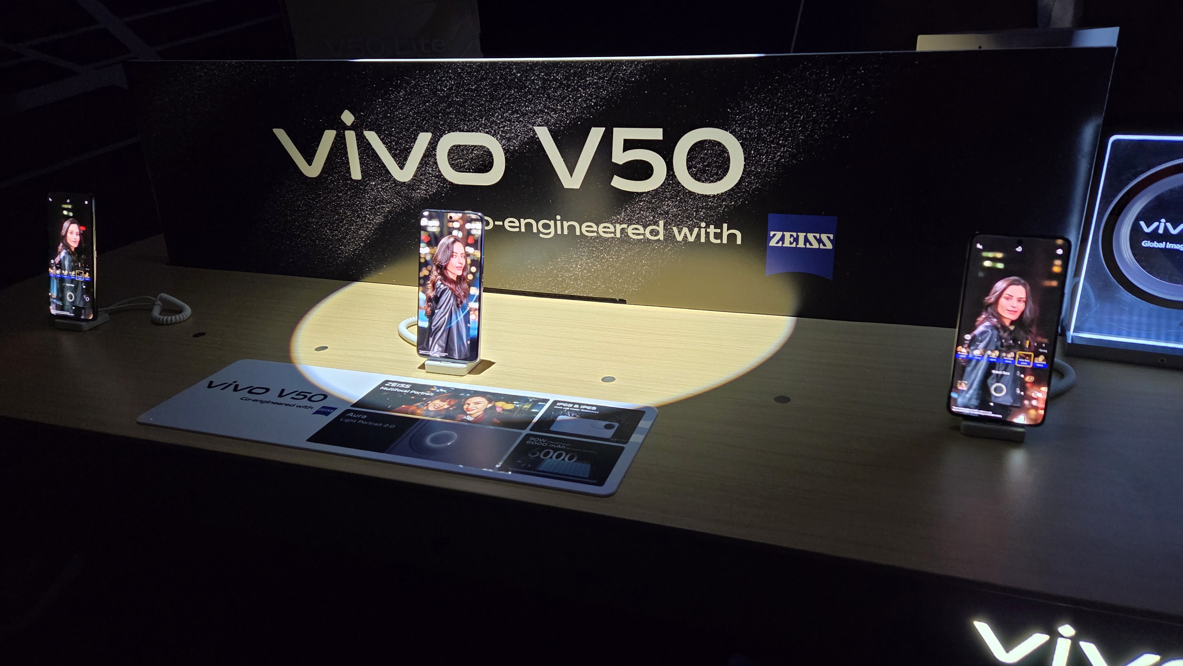 Vivo V50 e V50 Lite, in Italia i cameraphone di fascia media con lenti ZEISS